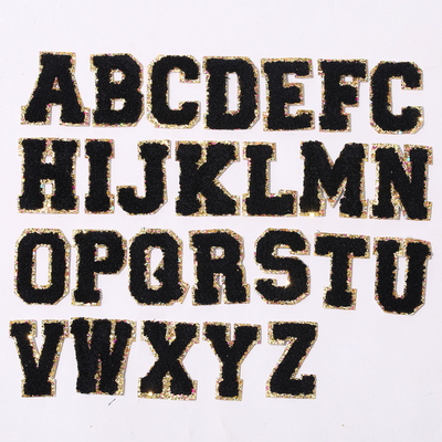 حروف أبجدية مطرزة من A-Z حديد بحدود ذهبية لامعة على بقع الشانيل